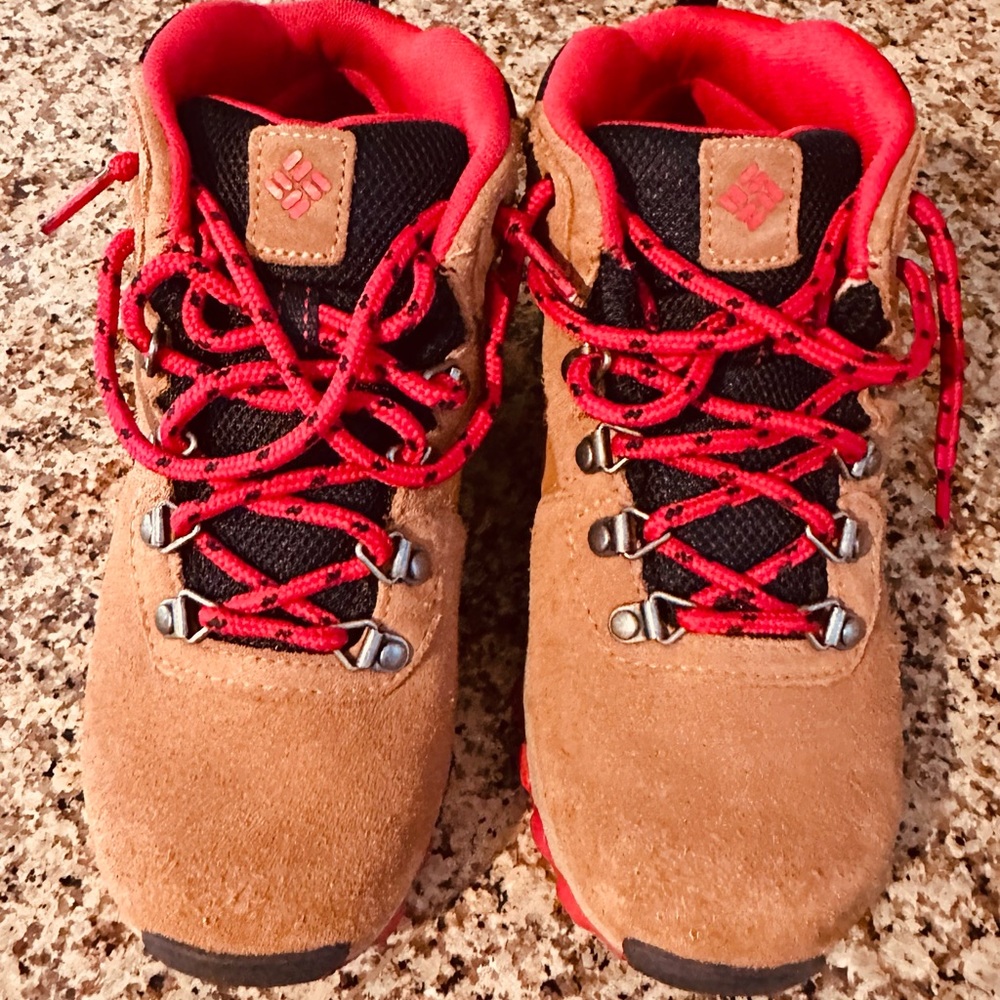 Big Kids Columbia Newton Boots size 4